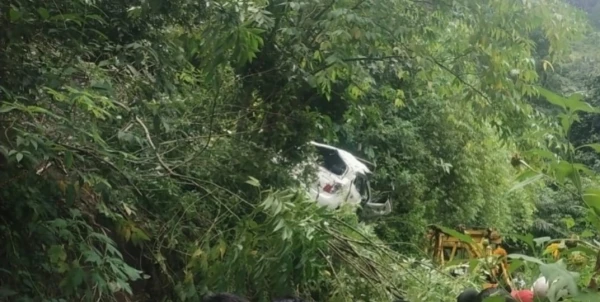 Polsek Parapat Evakuasi Korban Kecelakaan Tunggal di Jalan Lintas Pematangsiantar-Parapat - DigitalMediaPublic